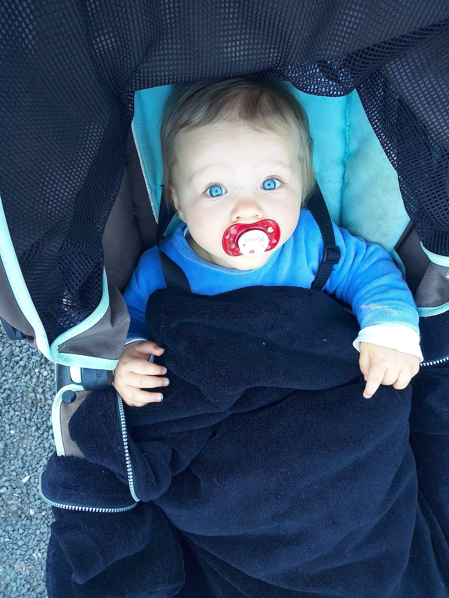 Kendji a rejoint le concours — aidez-le/la à gagner de superbes lots ! baby, baby_carriage, baby_in_car_seat, baby_products, blue, car_seat, child, cool, fictional_character, person, product, smile, toddler