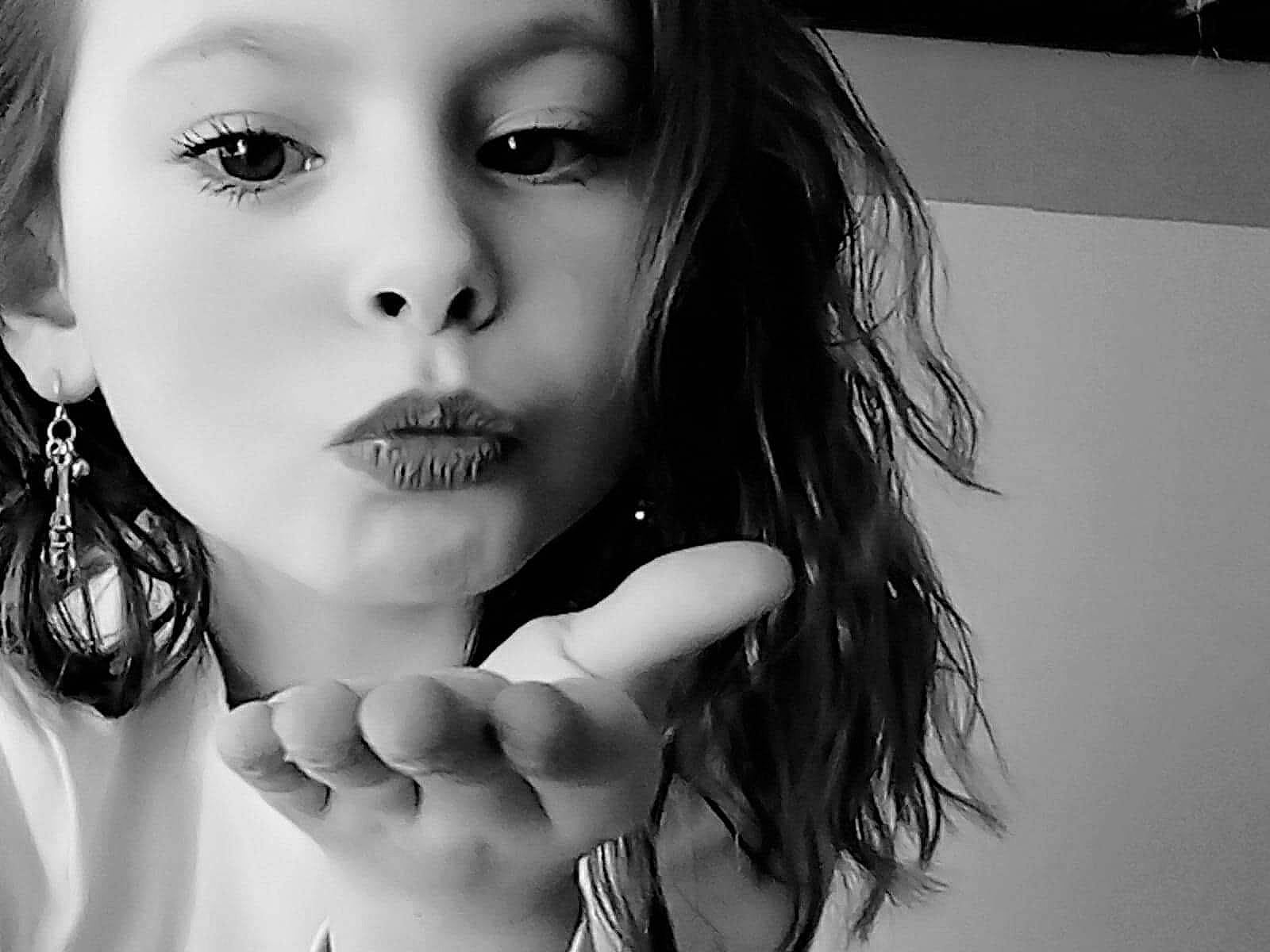 Leelou a rejoint le concours — aidez-le/la à gagner de superbes lots ! black, cheek, eye, eyebrow, eyelash, face, flash_photography, hair, happy, head, iris, jaw, lip, mouth, neck, nose, organ, person, photograph, skin