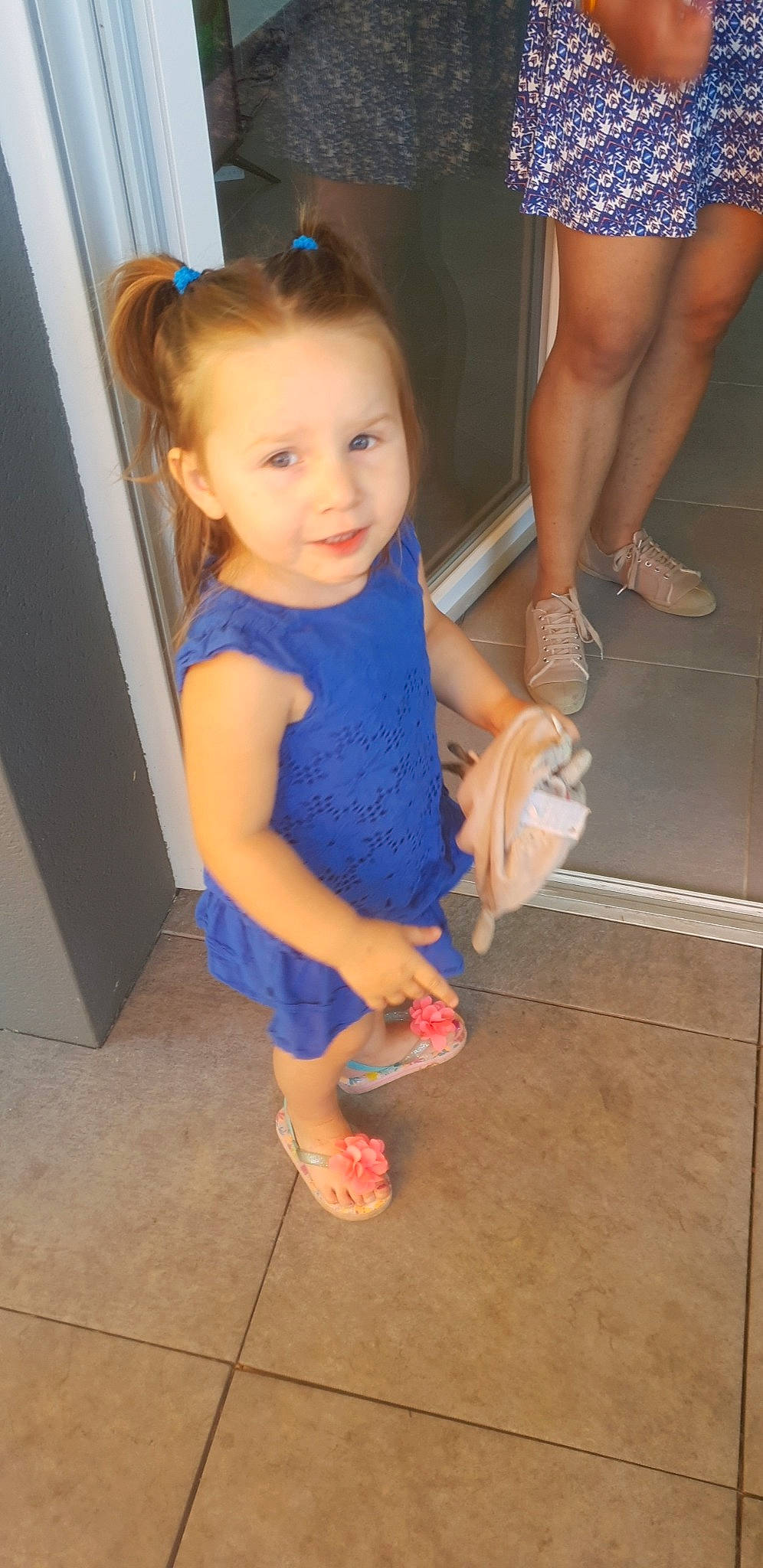 Shanna participe au concours pour gagner de l'argent avec cette photo : barefoot, child, floor, foot, human_leg, leg, person, play, toddler