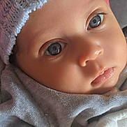 éthan a rejoint le concours — aidez-le/la à gagner de superbes lots ! baby, infant, face, eyes, hat, knitted_hat, clothing, soft, closeup, portrait, cute, newborn, child, skin, expression, warm, cozy, young, headwear, peaceful