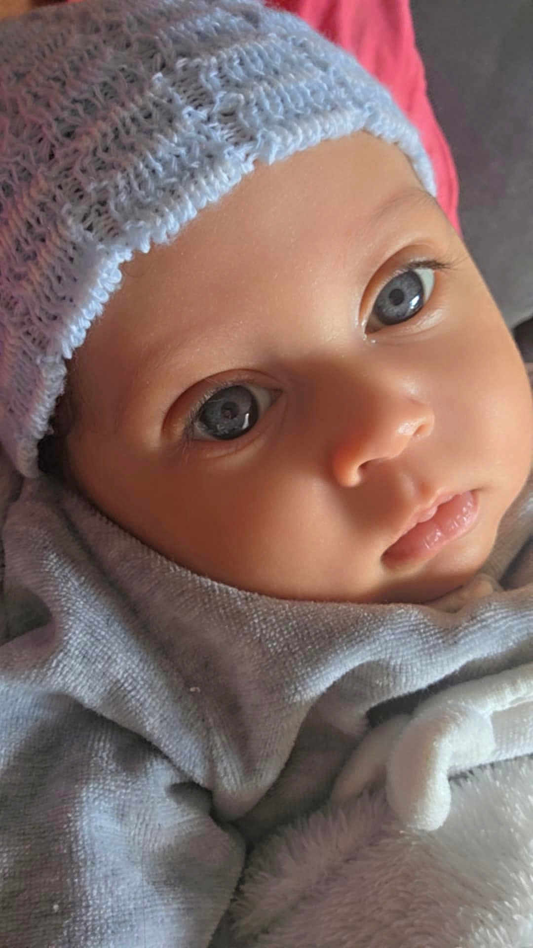 éthan a rejoint le concours — aidez-le/la à gagner de superbes lots ! baby, infant, face, eyes, hat, knitted_hat, clothing, soft, closeup, portrait, cute, newborn, child, skin, expression, warm, cozy, young, headwear, peaceful
