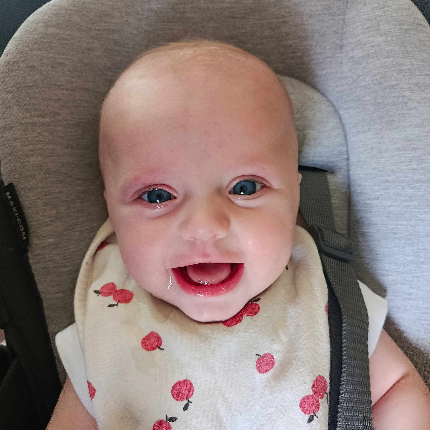 Aïvy participe au concours pour gagner de l'argent avec cette photo : baby, bib, blue_eyes, cherry_pattern, child, clothing, cushion, cute, drool, face, happy, indoor, infant, mouth_open, person, portrait, seat, skin, smiling, strap
