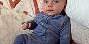 Mylan a rejoint le concours — aidez-le/la à gagner de superbes lots ! baby, infant, blue_onesie, couch, pillows, texture, pattern, cute, portrait, indoor, child, soft_furniture, relaxed, wide_eyes, seated, cozy, home, comfort, expression, small_hand