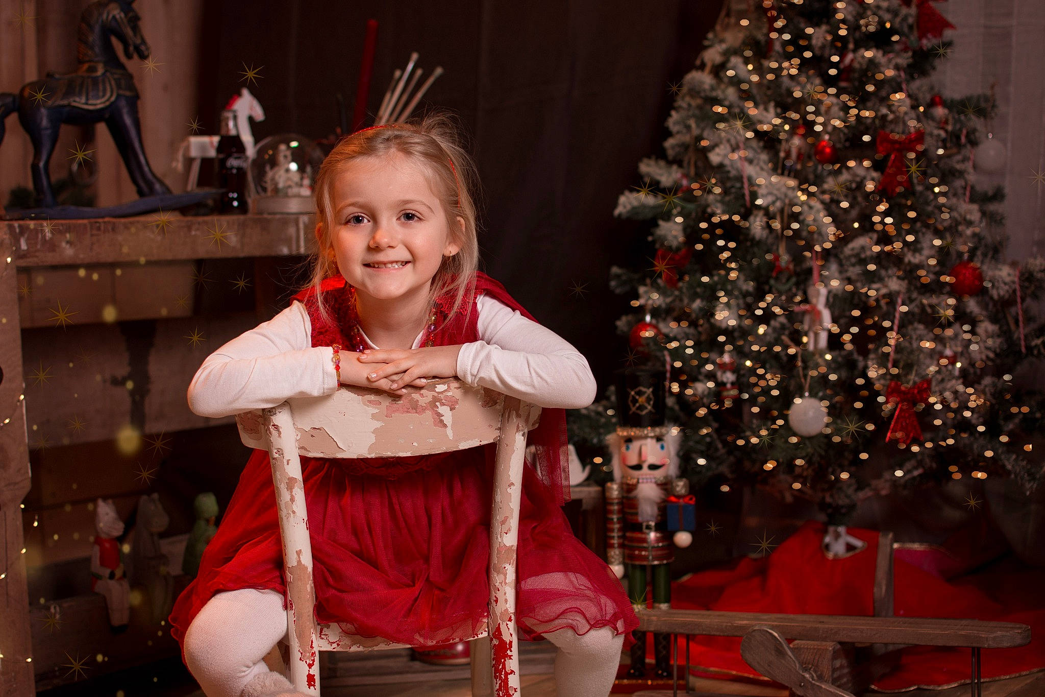 Myléna participe au concours pour gagner de l'argent avec cette photo : child, child_model, christmas, christmas_decoration, christmas_eve, christmas_lights, christmas_ornament, christmas_tree, event, fictional_character, holiday, human_body, interior_design, joy, person, red, santa_claus, sitting, smile, toddler
