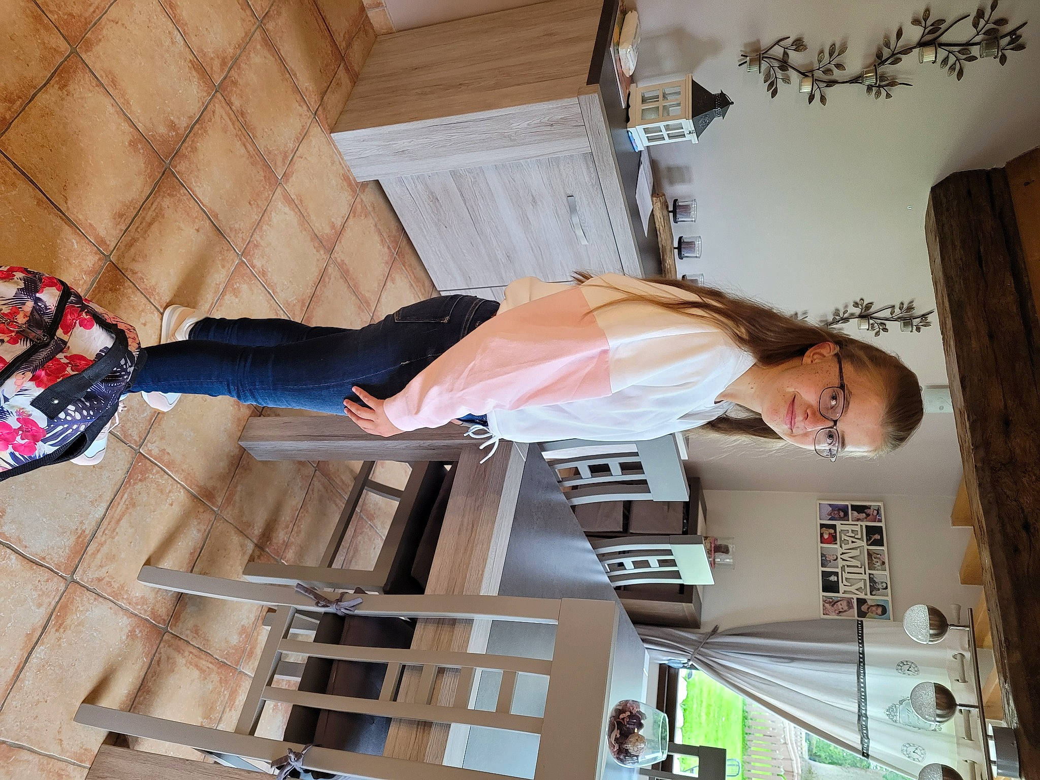 Manon participe au concours pour gagner de l'argent avec cette photo : balance, building, ceiling, cocktail_dress, elbow, human_leg, joy, knee, person, photograph, room, shorts, street_fashion, thigh, waist, walking_shoe, white, wood, wrist