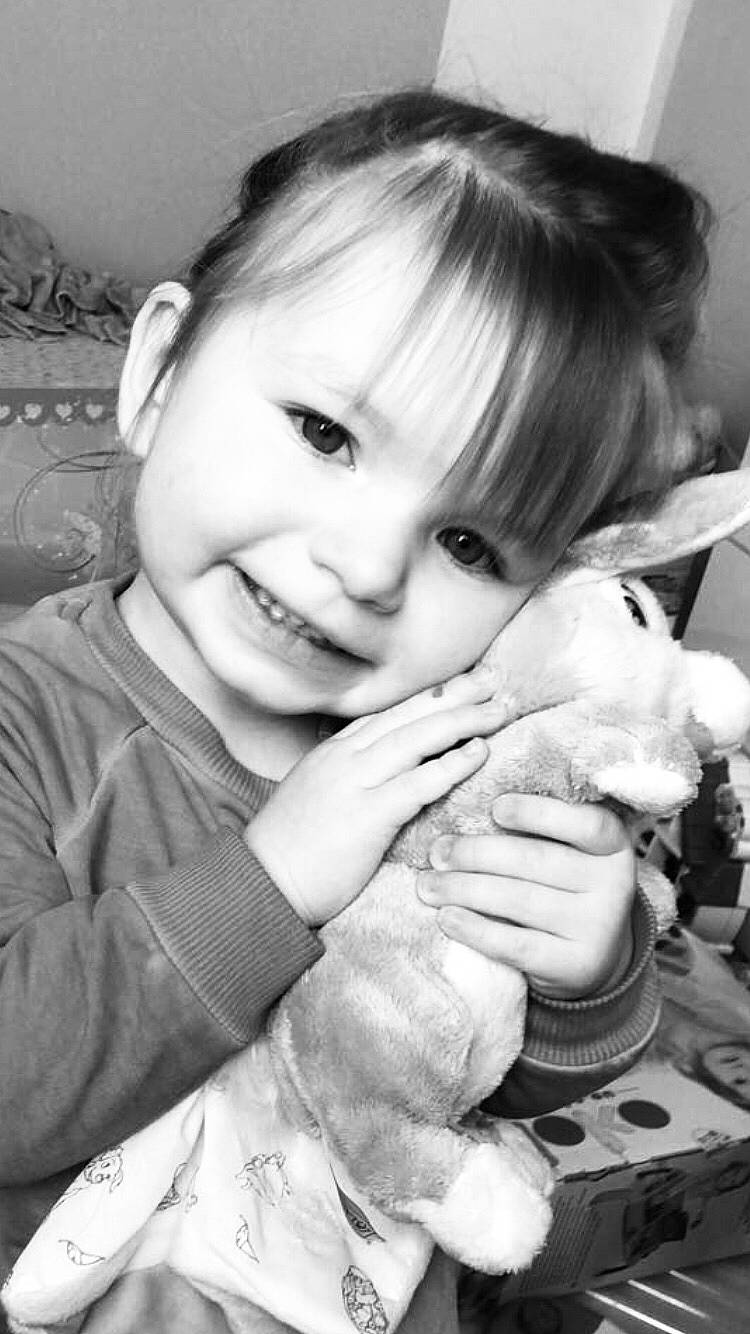 Alexa participe au concours pour gagner de l'argent avec cette photo : baby, black_and_white, child, eye, finger, gesture, hand, joy, monochrome, nose, person, photograph, photography, portrait, smile, snapshot, style, thumb, toddler