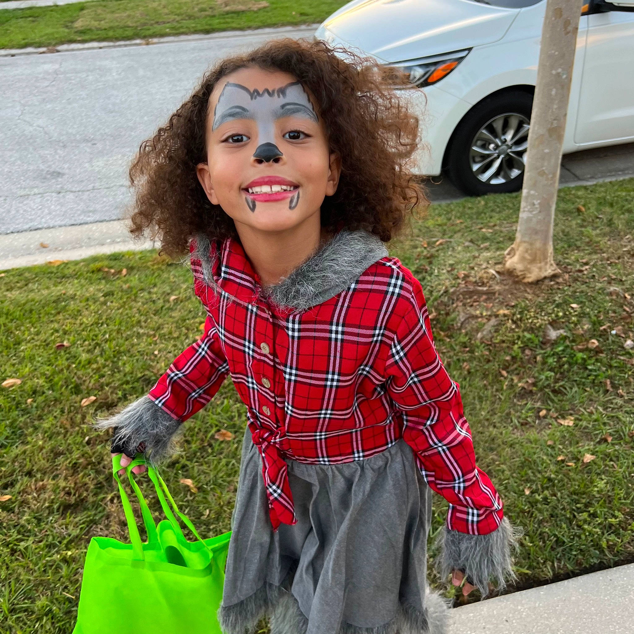 Mykayla is registered to the contest to win money with this photo: automotive_tire, bag, car, electric_blue, eyewear, grass, happy, joy, luggage_and_bags, pattern, person, photograph, plaid, sleeve, smile, snapshot, tartan, tire, vehicle, vehicle_door