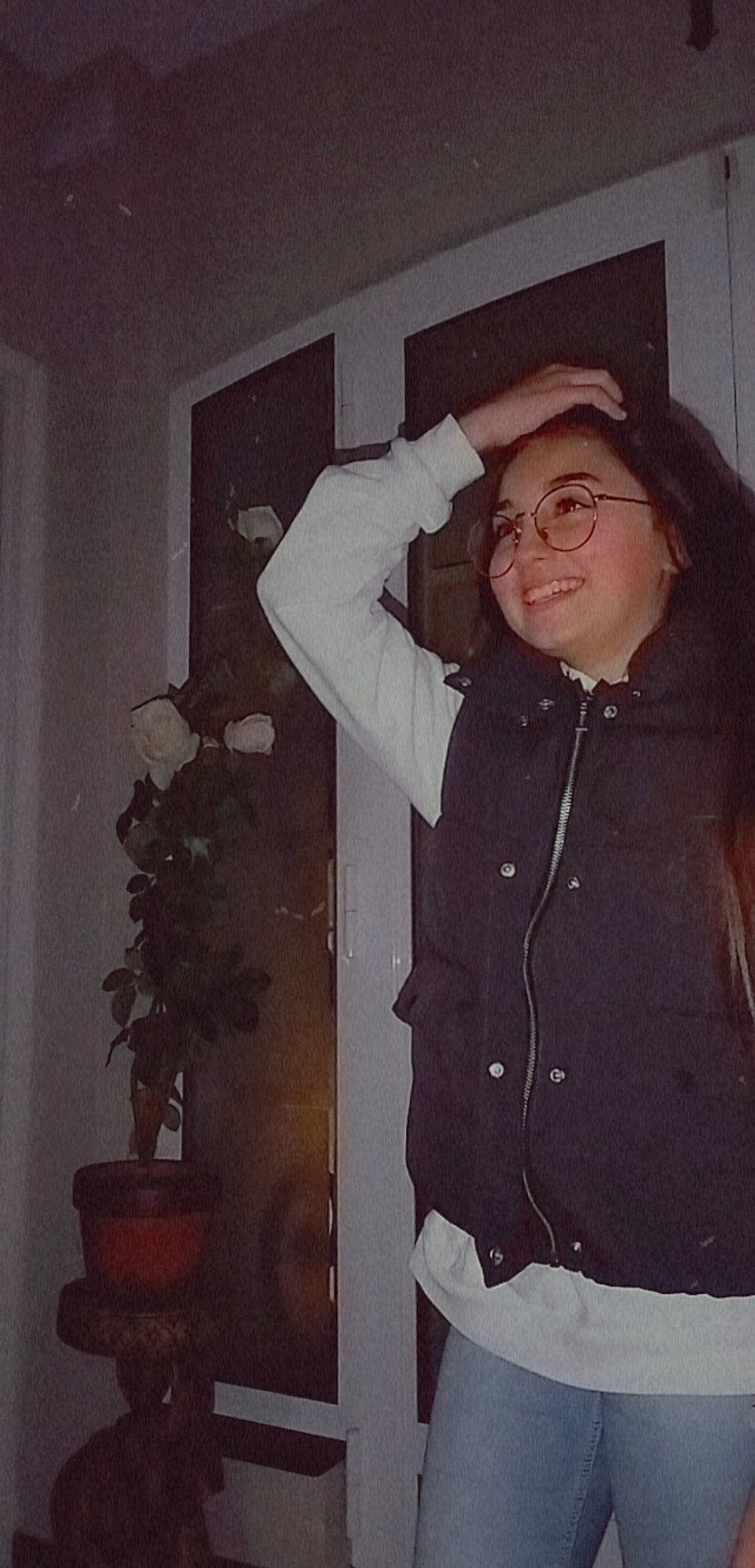 Eliana a rejoint le concours — aidez-le/la à gagner de superbes lots ! black_hair, cool, eyewear, flowerpot, fun, fur, gesture, glasses, happy, houseplant, jacket, jewellery, joy, long_hair, person, plant, room, sleeve, smile, tints_and_shades