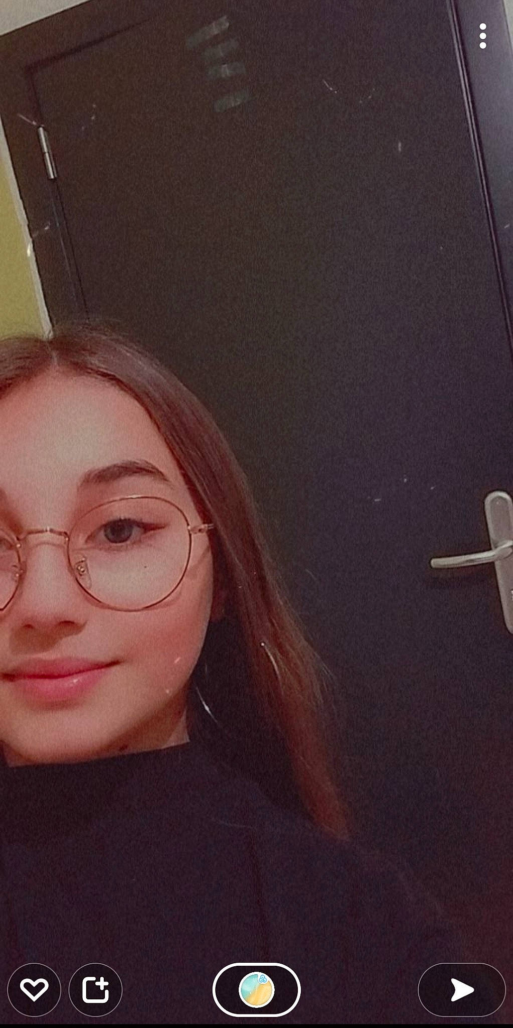 Eliana a rejoint le concours — aidez-le/la à gagner de superbes lots ! black_hair, cheek, chin, eye_glass_accessory, eyebrow, eyelash, eyewear, forehead, glasses, happy, jaw, lip, long_hair, material_property, nose, person, selfie, smile, space, tints_and_shades