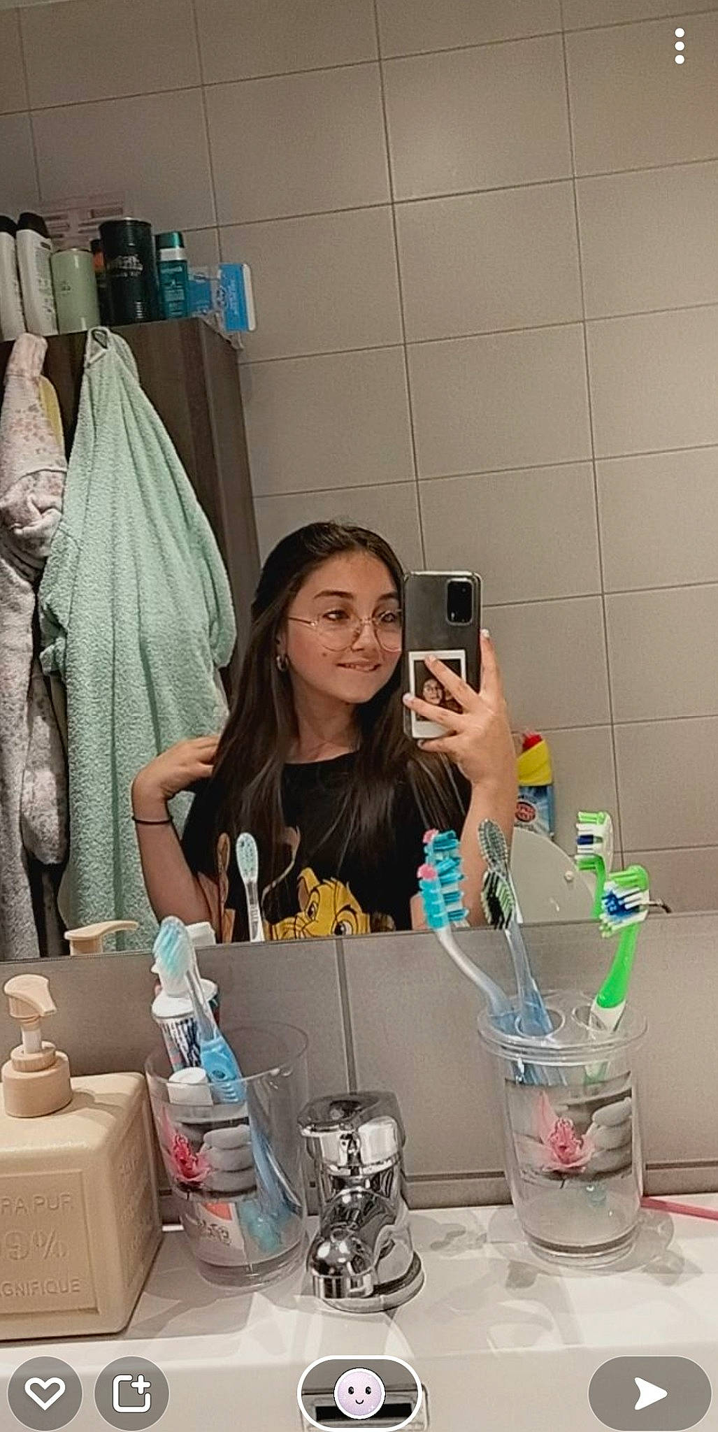 Eliana participe au concours pour gagner de l'argent avec cette photo : countertop, cup, drink, drinkware, event, eyewear, fashion_design, fun, glass, hair_coloring, joy, nail, person, plastic, plastic_bottle, purple, room, science, service, snapshot