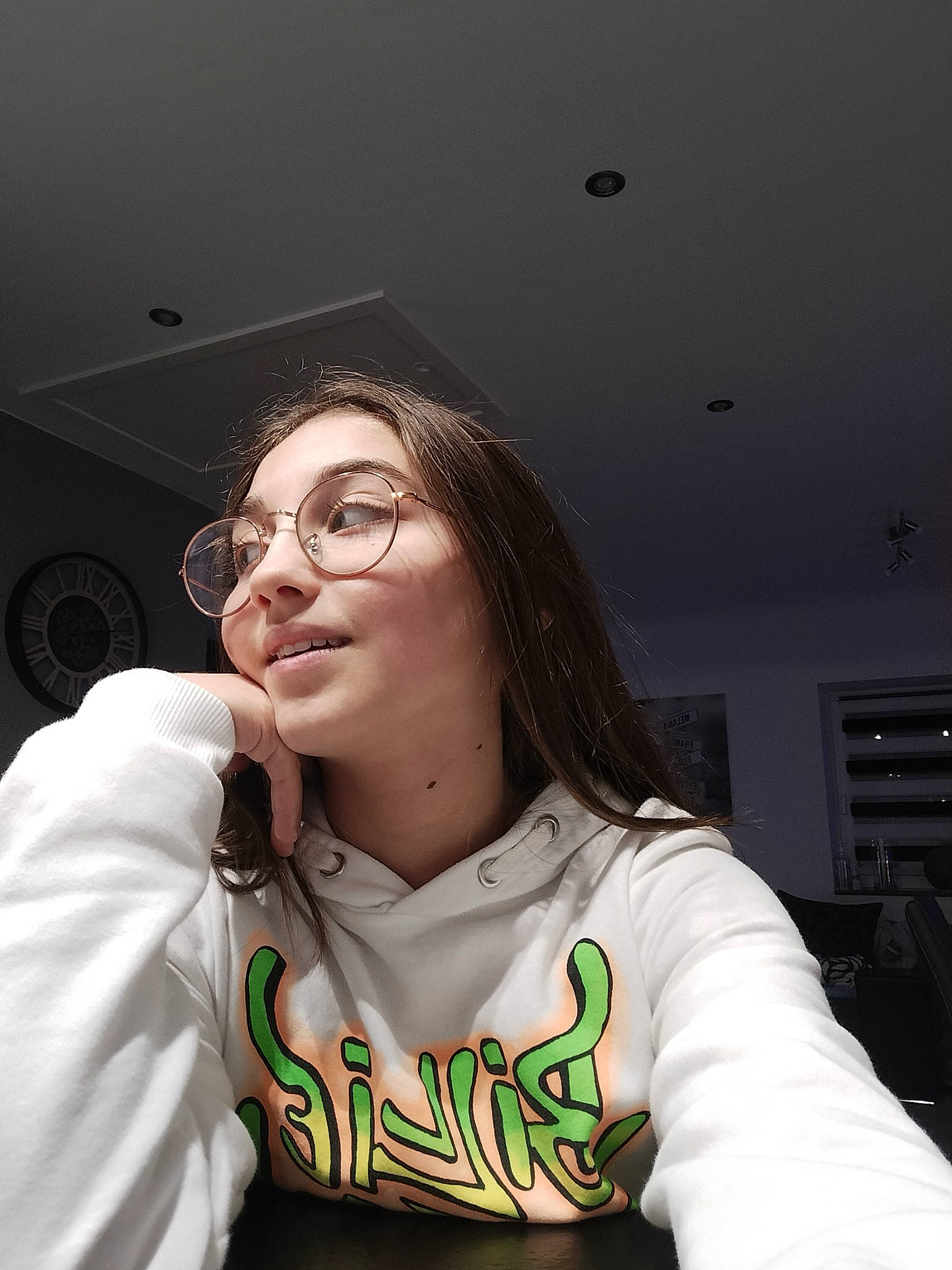 Eliana a rejoint le concours — aidez-le/la à gagner de superbes lots ! black_hair, chin, eye, eyebrow, eyewear, flash_photography, forehead, gesture, glasses, hair, happy, jaw, lip, mouth, neck, person, shoulder, skin, sleeve, smile