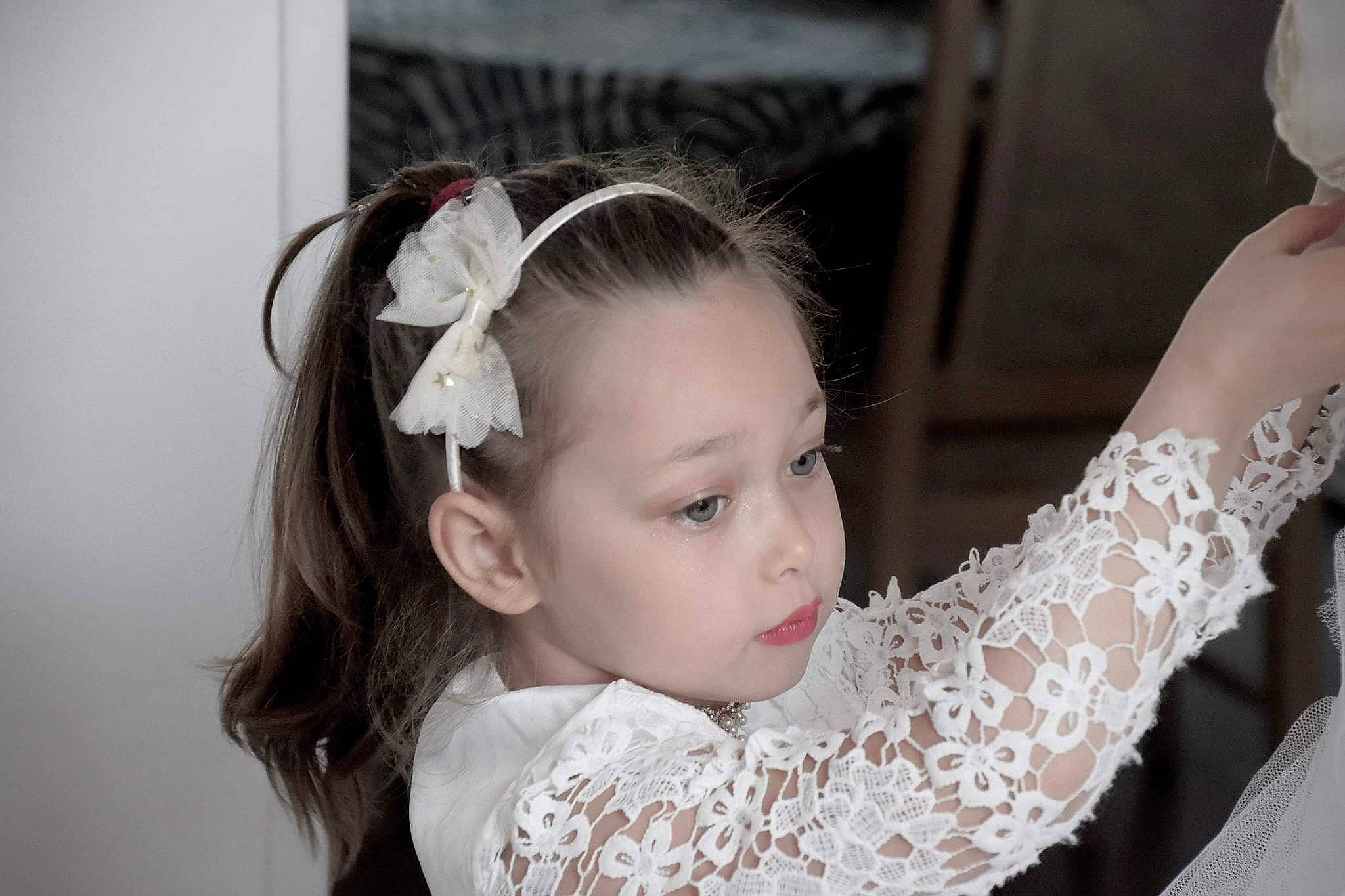 Enora a rejoint le concours — aidez-le/la à gagner de superbes lots ! black_hair, bridal_accessory, bridal_clothing, child, dress, ear, event, eye, eyelash, facial_expression, flash_photography, gesture, happy, headband, headgear, headpiece, human_body, jewellery, person, skin