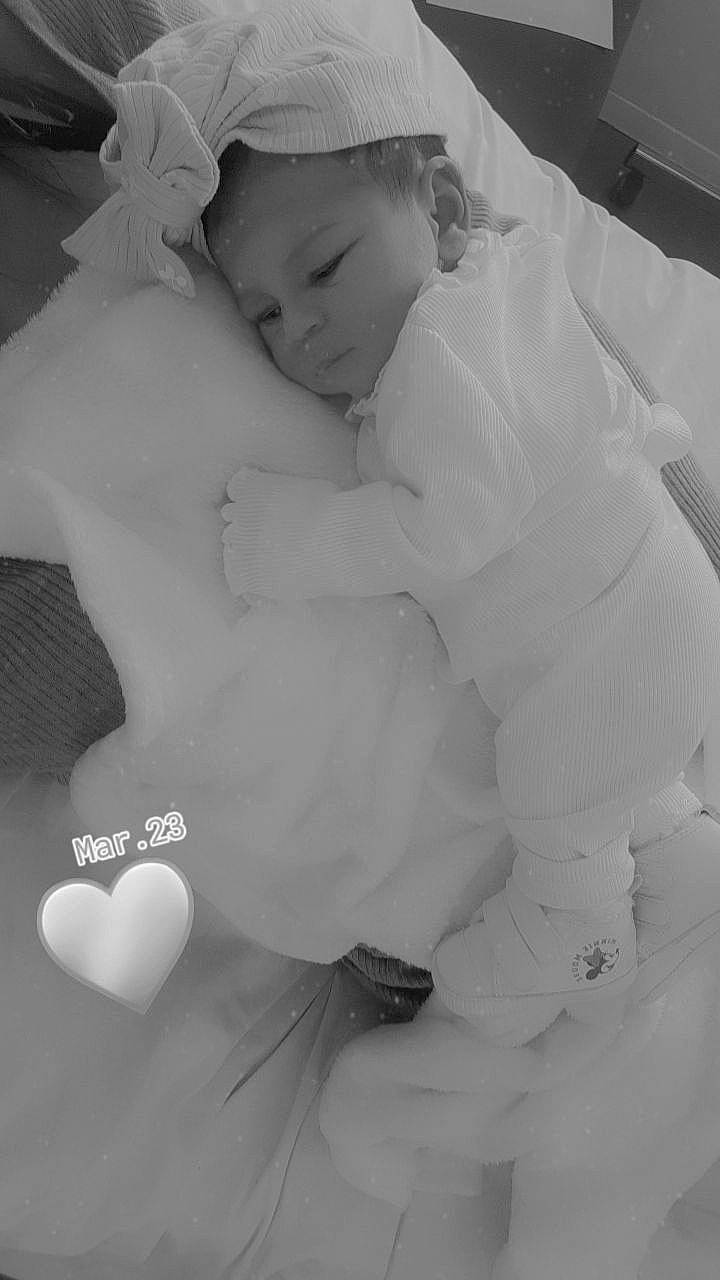 Kurtiseva participe au concours pour gagner de l'argent avec cette photo : baby, black, black_and_white, child, comfort, flash_photography, gesture, happy, linens, monochrome, monochrome_photography, pattern, person, petal, portrait_photography, room, still_life_photography, stock_photography, style, toddler