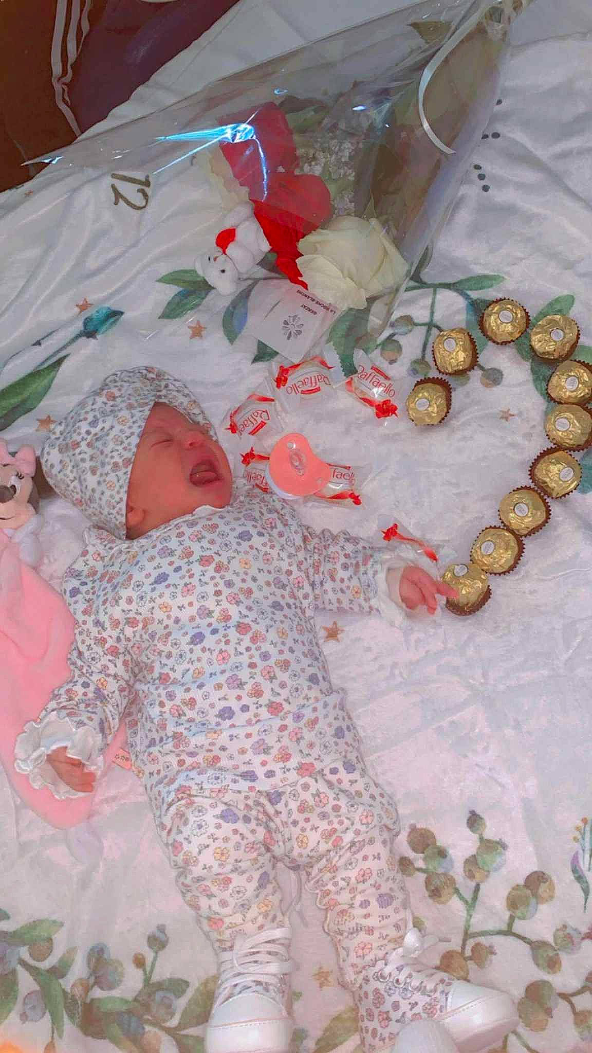 Kurtiseva a rejoint le concours — aidez-le/la à gagner de superbes lots ! artifact, baby, baby_products, baby_toddler_clothing, bedding, child, circle, comfort, event, fashion_accessory, jewellery, linens, pattern, person, room, textile, toddler