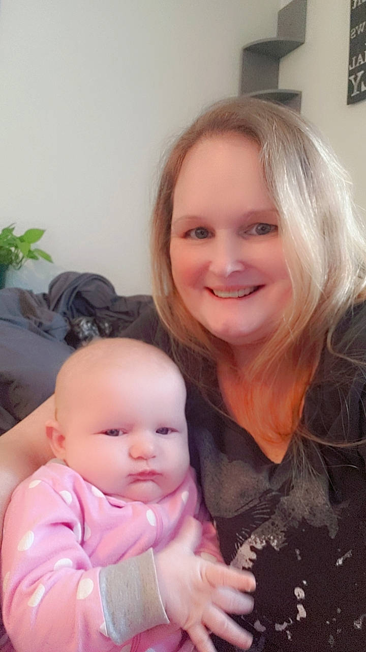 Kaia is registered to the contest to win money with this photo: cheek, chin, eye, eyebrow, face, facial_expression, gesture, hairstyle, happy, head, houseplant, iris, joy, lip, mouth, nose, organ, person, plant, skin