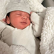 Adyan a rejoint le concours — aidez-le/la à gagner de superbes lots ! baby, blanket, child, closeup, comfort, cozy, cute, hat, indoors, infant, knitwear, newborn, peaceful, portrait, rest, sleeping, soft, texture, warm, white