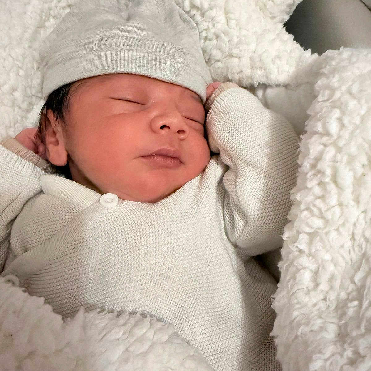 Adyan a rejoint le concours — aidez-le/la à gagner de superbes lots ! baby, blanket, child, closeup, comfort, cozy, cute, hat, indoors, infant, knitwear, newborn, peaceful, portrait, rest, sleeping, soft, texture, warm, white