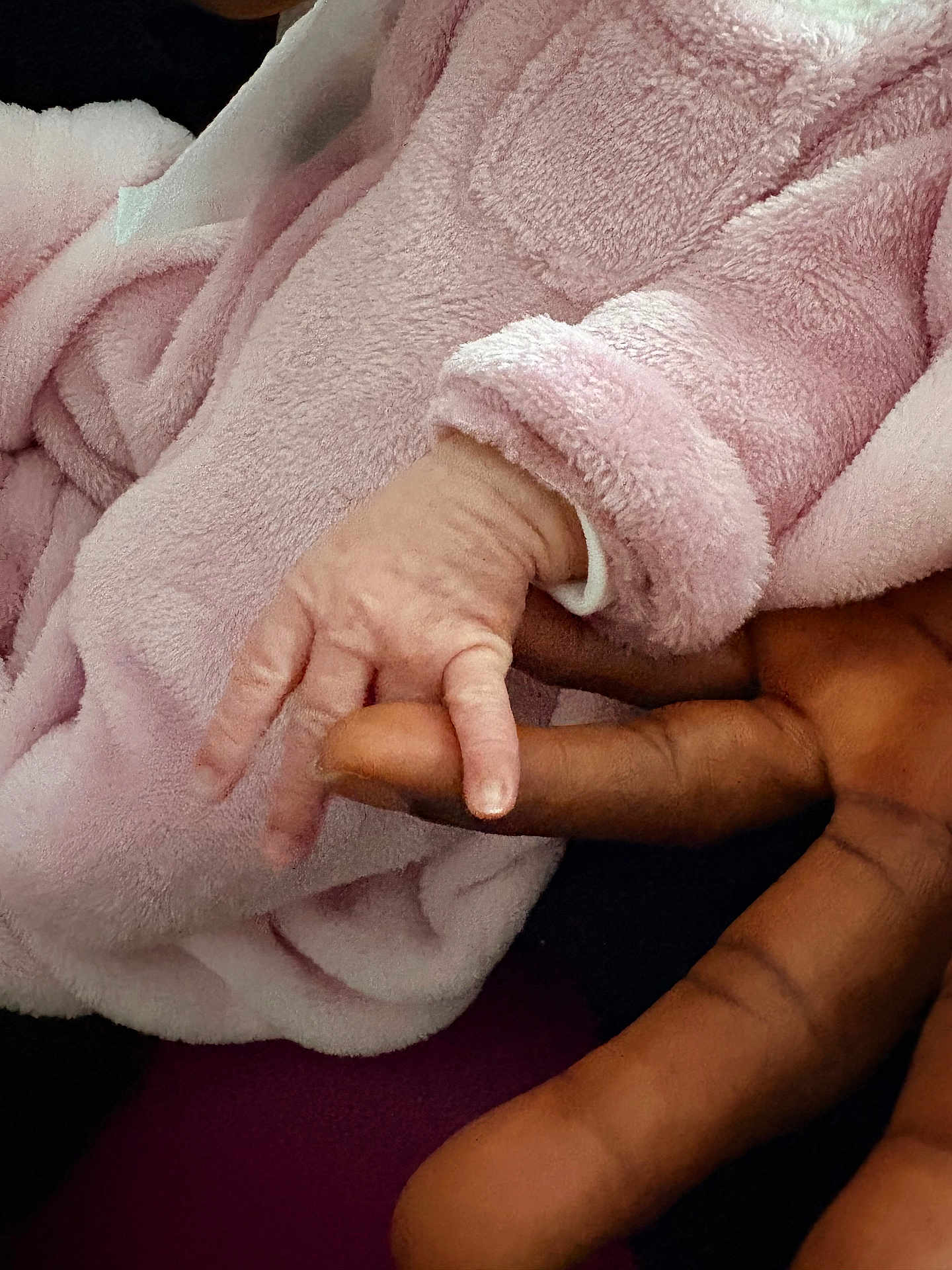 Amara Nuna a rejoint le concours — aidez-le/la à gagner de superbes lots ! baby, infant, newborn, tiny_fingers, hand, adult_hand, holding, finger, pink_blanket, blanket, soft_fabric, cozy, close_up, skin, palm, sleeve, clothing, bonding, family, warmth