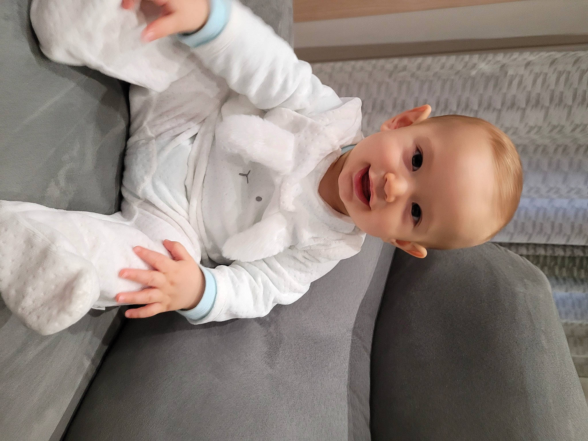 Simon participe au concours pour gagner de l'argent avec cette photo : arm, baby, baby_products, baby_toddler_clothing, child, collar, comfort, dress_shirt, finger, flooring, gesture, hand, happy, joy, mouth, nose, person, sitting, sleeve, smile