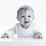 Romy a rejoint le concours — aidez-le/la à gagner de superbes lots ! baby, child, smiling, portrait, black_and_white, high_key, cute, happy, infant, face, hands, clothing, bow, young_child, expression, studio, innocence, bright, sitting, person