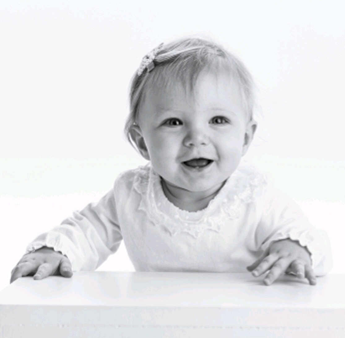 Romy a rejoint le concours — aidez-le/la à gagner de superbes lots ! baby, child, smiling, portrait, black_and_white, high_key, cute, happy, infant, face, hands, clothing, bow, young_child, expression, studio, innocence, bright, sitting, person