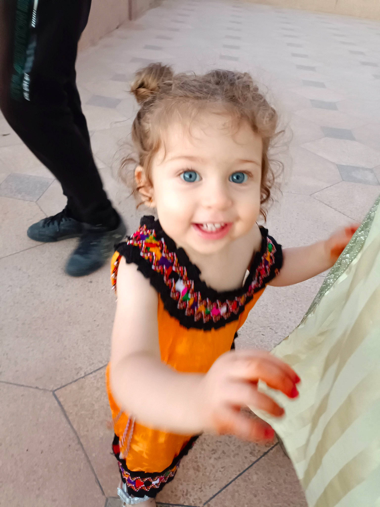 Nina a rejoint le concours — aidez-le/la à gagner de superbes lots ! arm, baby, baby_toddler_clothing, child, dress, eye, face, facial_expression, fun, hair, hand, happy, iris, joint, joy, lip, person, shoulder, skin, sleeve