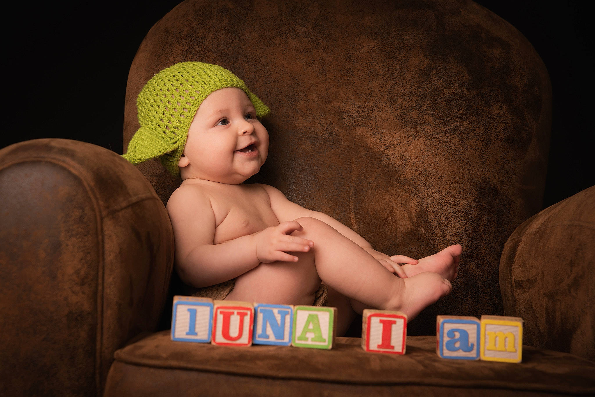 Lunastasia a rejoint le concours — aidez-le/la à gagner de superbes lots ! abdomen, baby, baby_products, cap, cheek, chest, child, comfort, finger, flash_photography, fun, happy, headwear, joy, mouth, person, room, sitting, skin, smile