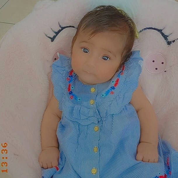 Juliette participe au concours pour gagner de l'argent avec cette photo : baby, baby_products, baby_toddler_clothing, cheek, child, chin, doll, eye, head, iris, joint, lip, nose, pattern, person, skin, sleeve, textile, toddler, toy