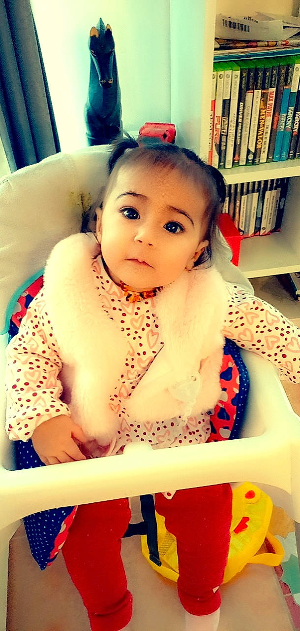 Juliette participe au concours pour gagner de l'argent avec cette photo : abdomen, baby, baby_safety, baby_toddler_clothing, bookcase, chest, child, eye, eyelash, fun, happy, iris, nail, person, shelf, shelving, sitting, skin, thigh, toddler
