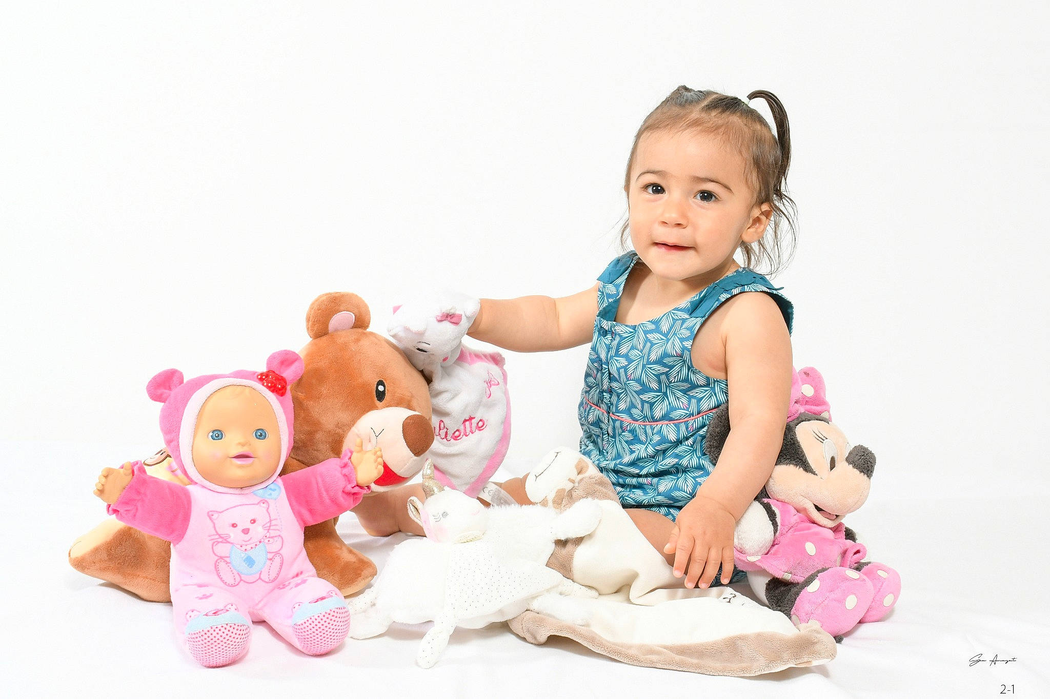 Juliette H participe au concours pour gagner de l'argent avec cette photo : arm, baby, baby_toddler_clothing, cheek, child, comfort, doll, fun, happy, magenta, mammal, person, pink, playing_with_kids, sitting, skin, sleeve, smile, toddler, toy