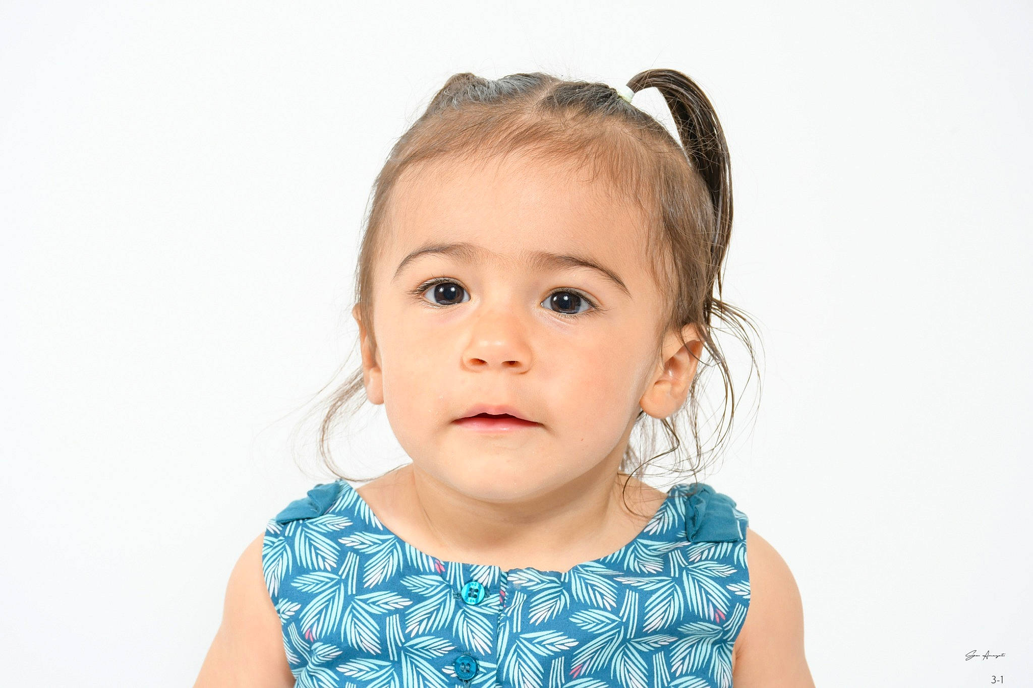 Juliette H a rejoint le concours — aidez-le/la à gagner de superbes lots ! baby_toddler_clothing, cheek, clothing, day_dress, ear, electric_blue, eyelash, eyewear, face, fashion_accessory, flash_photography, happy, headpiece, iris, neck, pattern, person, shoulder, skin, sleeve