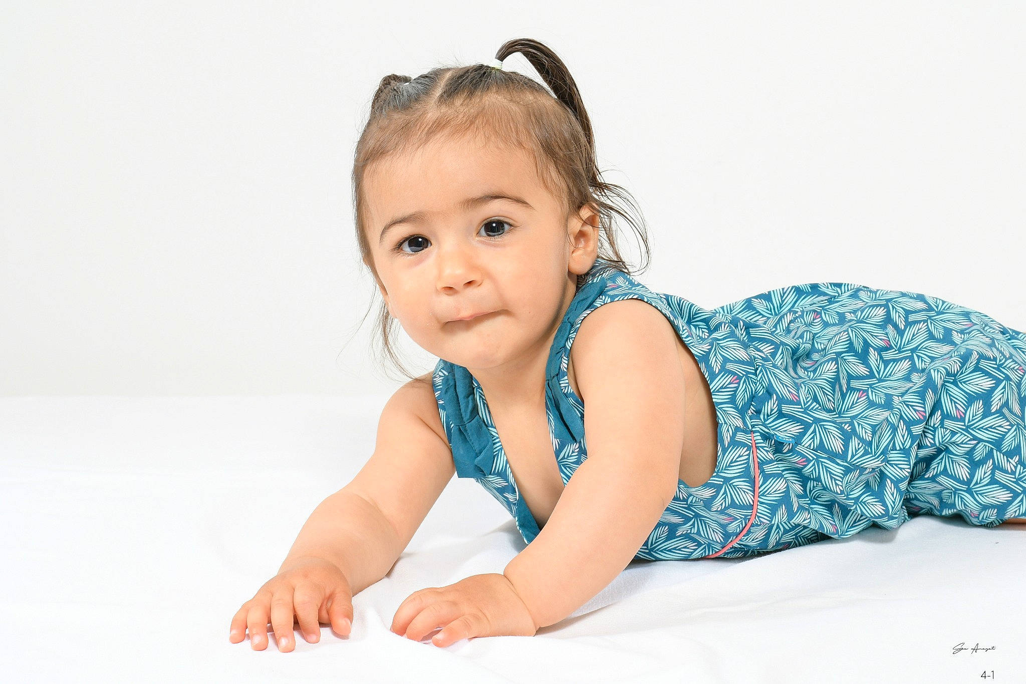 Juliette H participe au concours pour gagner de l'argent avec cette photo : arm, baby, baby_toddler_clothing, cheek, child, comfort, elbow, electric_blue, face, fashion_accessory, finger, flash_photography, fun, hand, happy, neck, person, sitting, skin, sleeve