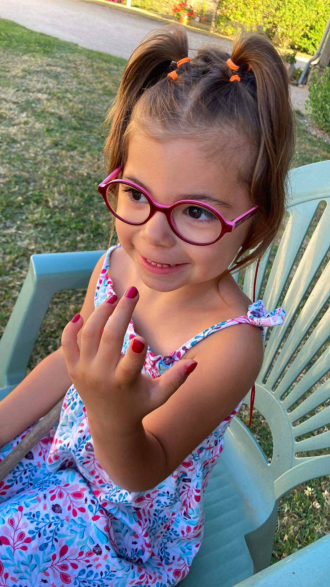 Melyssa H a rejoint le concours — aidez-le/la à gagner de superbes lots ! eye, face, glasses, goggles, grass, hair, hairstyle, happy, head, iris, joy, leisure, light, lip, person, pink, plant, shoulder, skin, smile