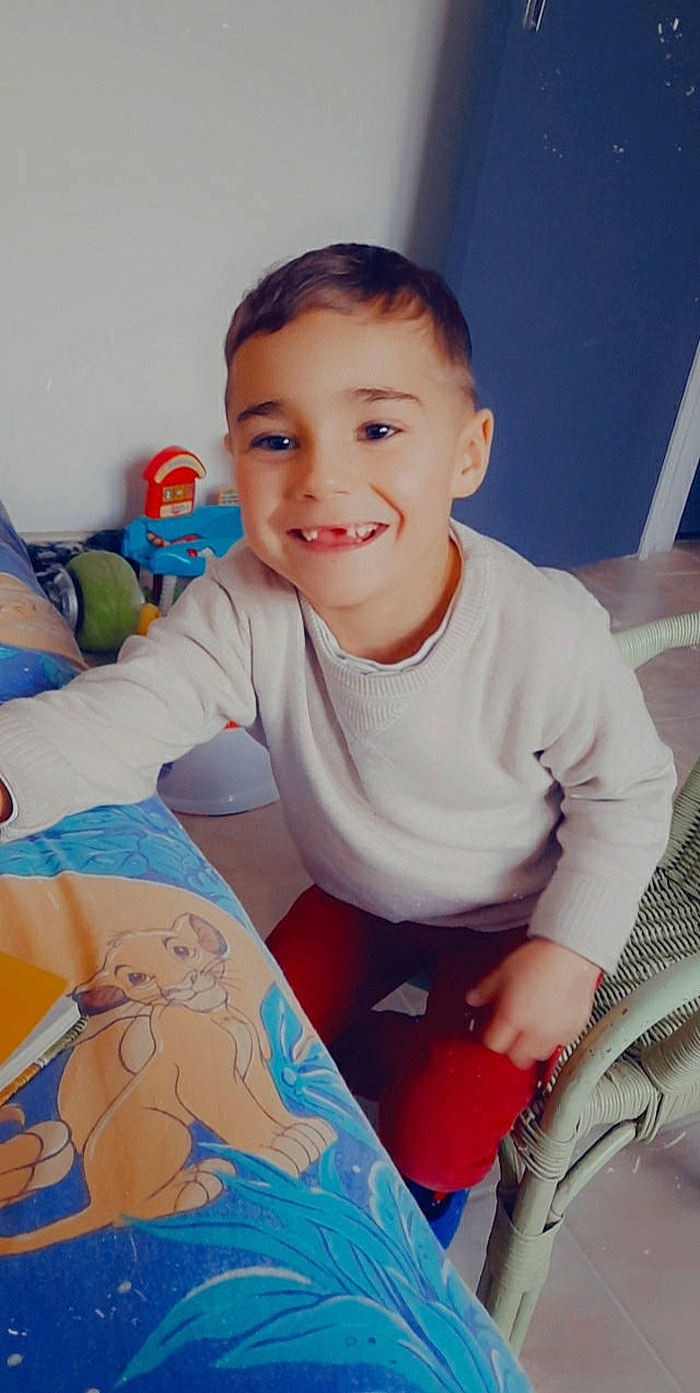 Enzo participe au concours pour gagner de l'argent avec cette photo : baby, baby_toddler_clothing, cheek, child, comfort, finger, flooring, fun, happy, iris, joy, linens, mouth, nose, organ, person, room, skin, sleeve, smile