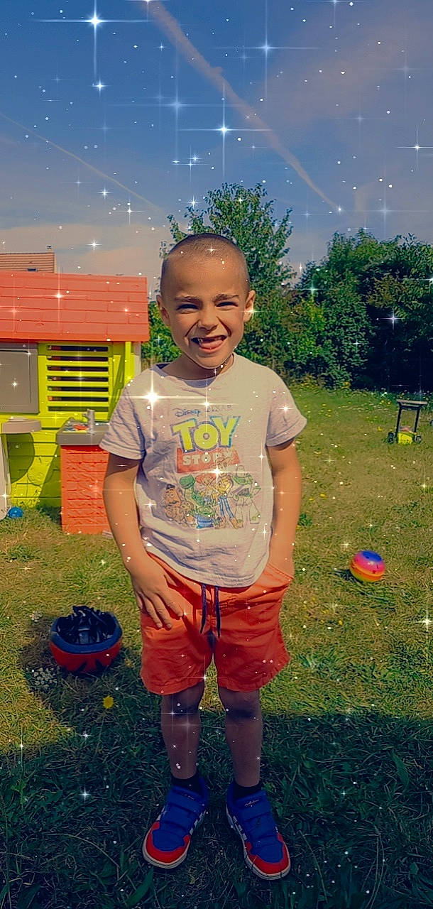 Enzo a rejoint le concours — aidez-le/la à gagner de superbes lots ! cool, fun, grass, happy, joy, leaf, leisure, morning, natural_environment, nature, people_in_nature, person, shorts, sky, smile, standing, summer, t_shirt, toddler, travel