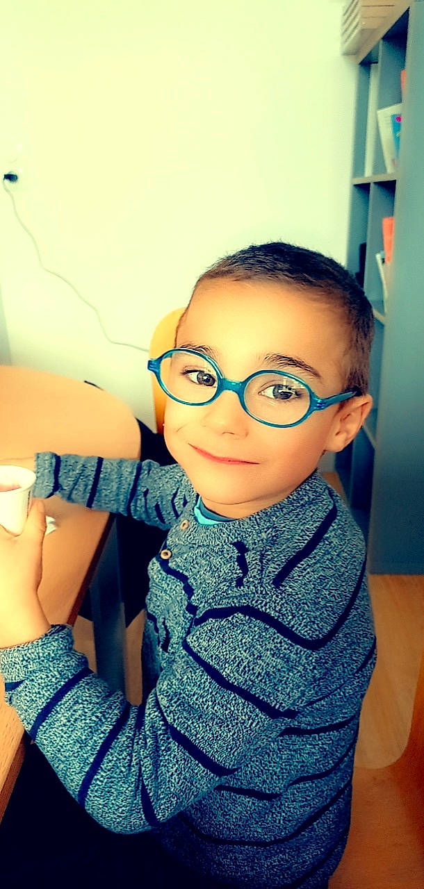 Enzo a rejoint le concours — aidez-le/la à gagner de superbes lots ! azure, baby_toddler_clothing, black_hair, cheek, eyelash, eyewear, face, finger, forehead, fun, gesture, glasses, happy, lip, nose, person, shoulder, skin, sleeve, smile