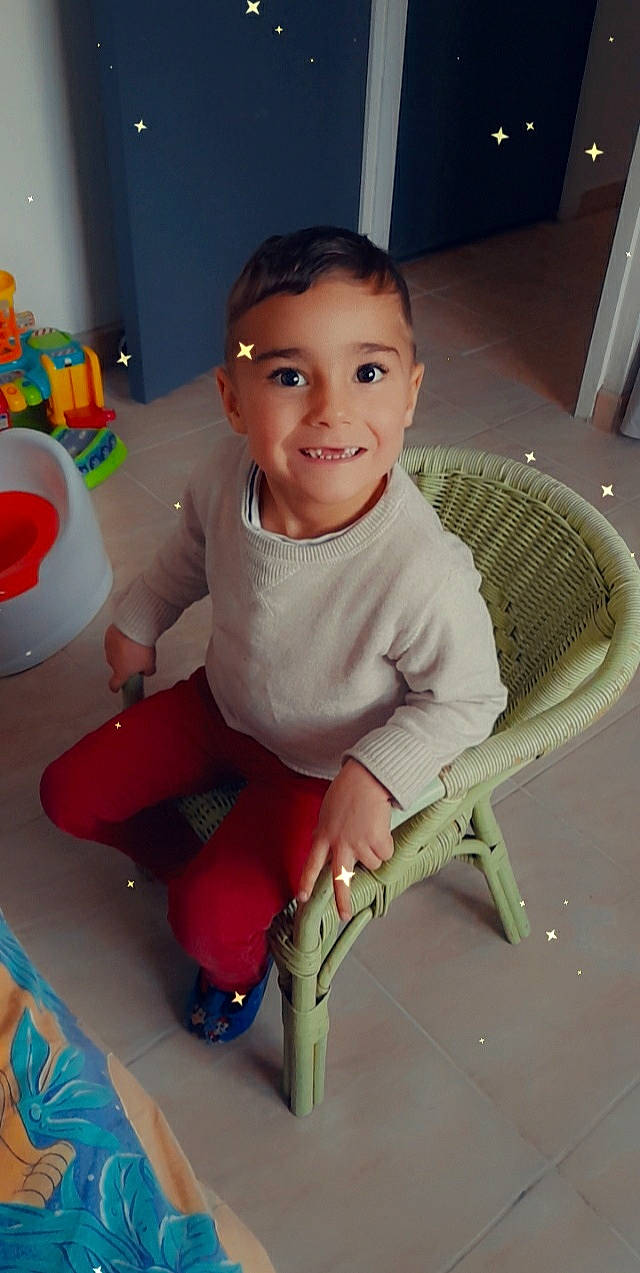 Enzo a rejoint le concours — aidez-le/la à gagner de superbes lots ! arm, baby, baby_toddler_clothing, chair, cheek, child, comfort, facial_expression, flooring, fun, head, joy, knee, person, product, skin, sleeve, smile, sock, standing