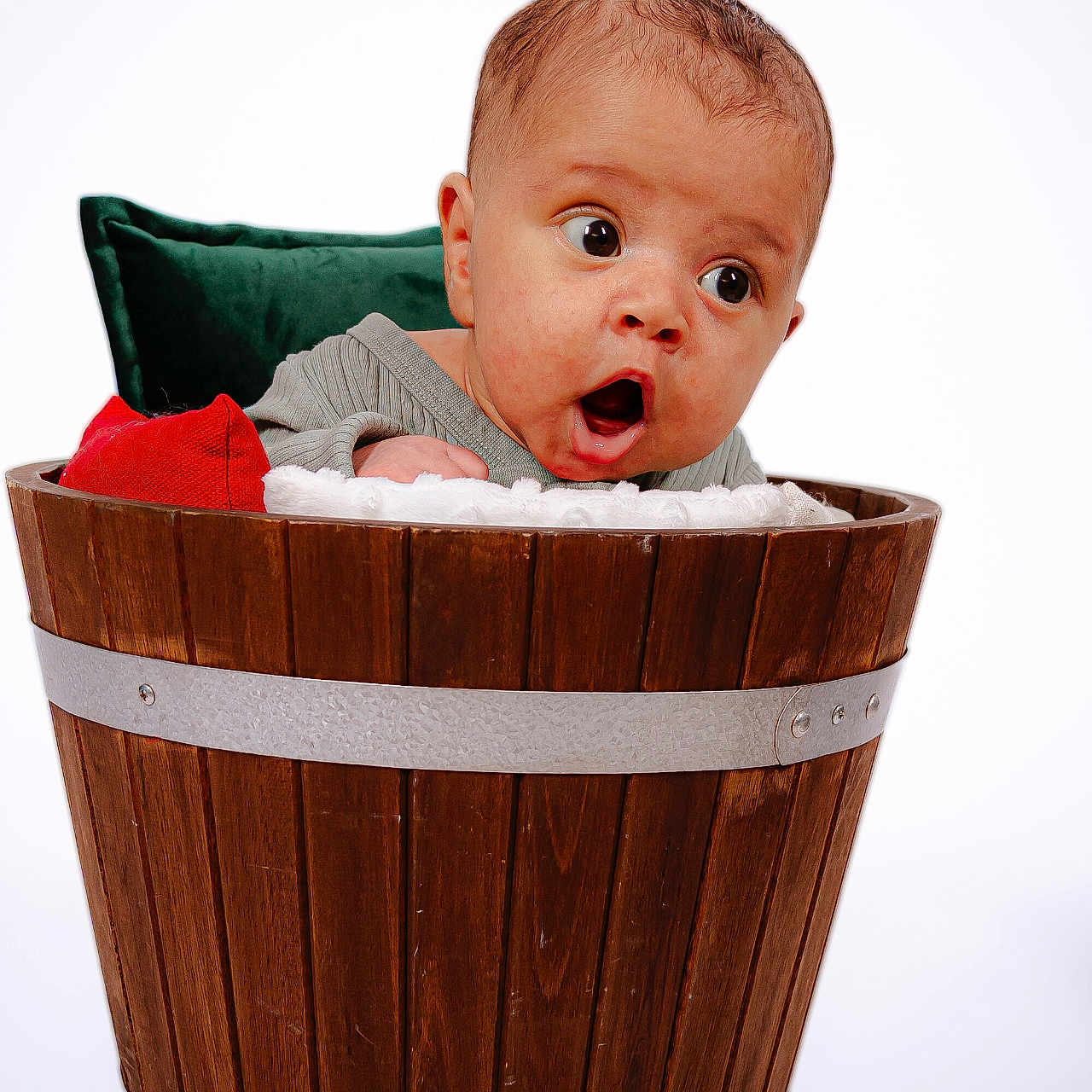 Ayaan participe au concours pour gagner de l'argent avec cette photo : baby, background, blanket, bucket, child, clothing, cushion, cute, expression, face, indoor, infant, mouth_open, photography, portrait, seat, studio, surprise, wide_eyes, wood