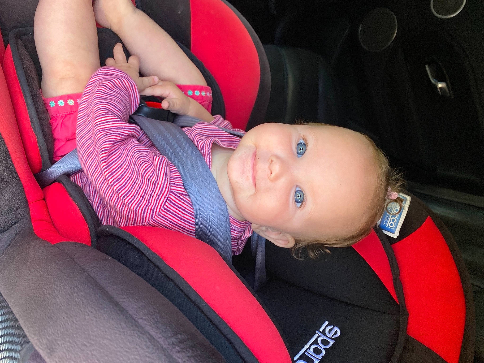 Nia a rejoint le concours — aidez-le/la à gagner de superbes lots ! auto_part, baby, baby_carriage, baby_products, baby_toddler_clothing, car_seat, car_seat_cover, child, comfort, fun, human_leg, joy, lap, motor_vehicle, mouth, nail, person, steering_part, thigh, thumb