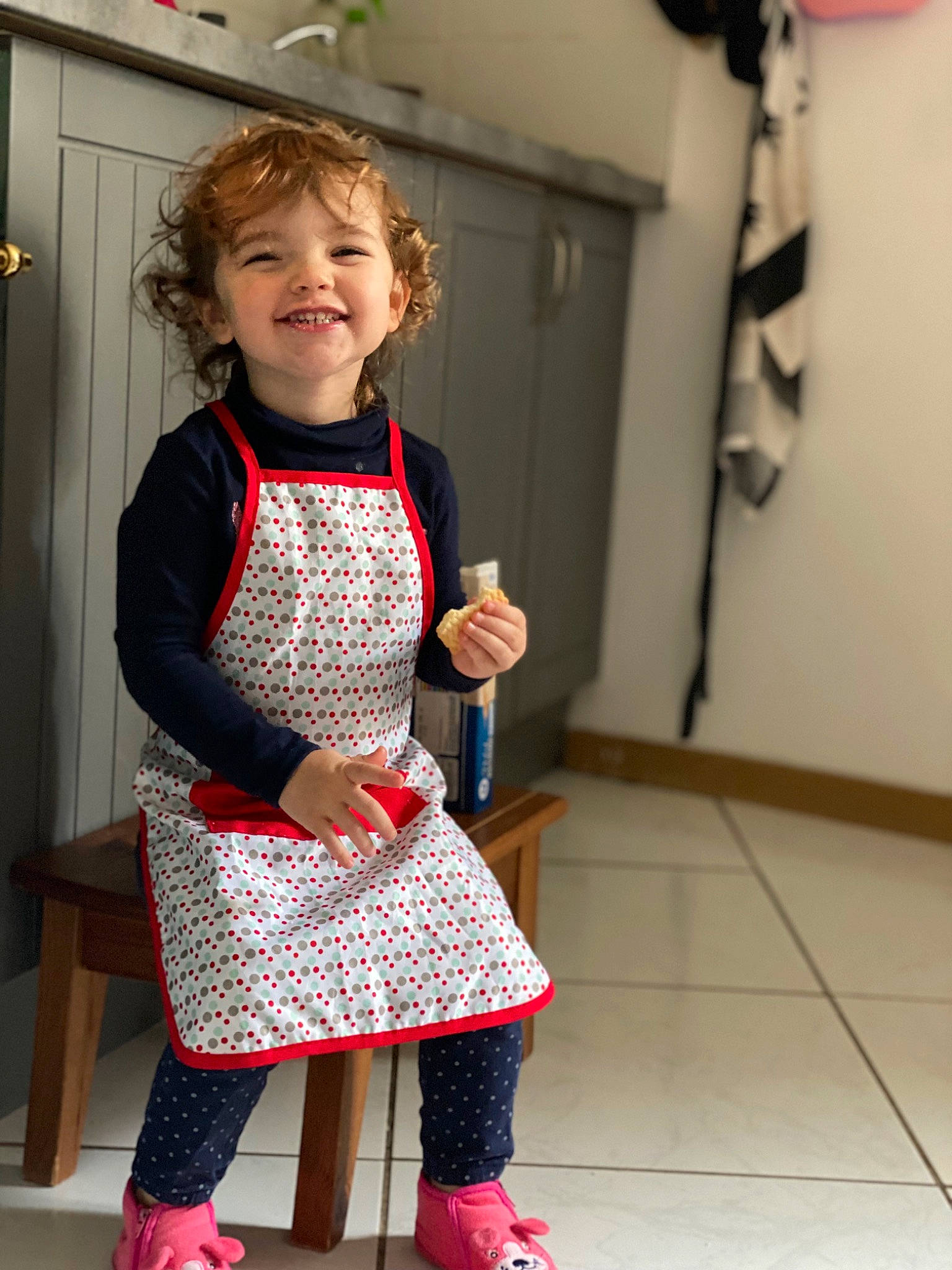 Soline participe au concours pour gagner de l'argent avec cette photo : baby_toddler_clothing, child, door, dress, event, face, fashion_design, flooring, fun, happy, joint, joy, pattern, person, room, shoe, shoulder, sleeve, smile, sock