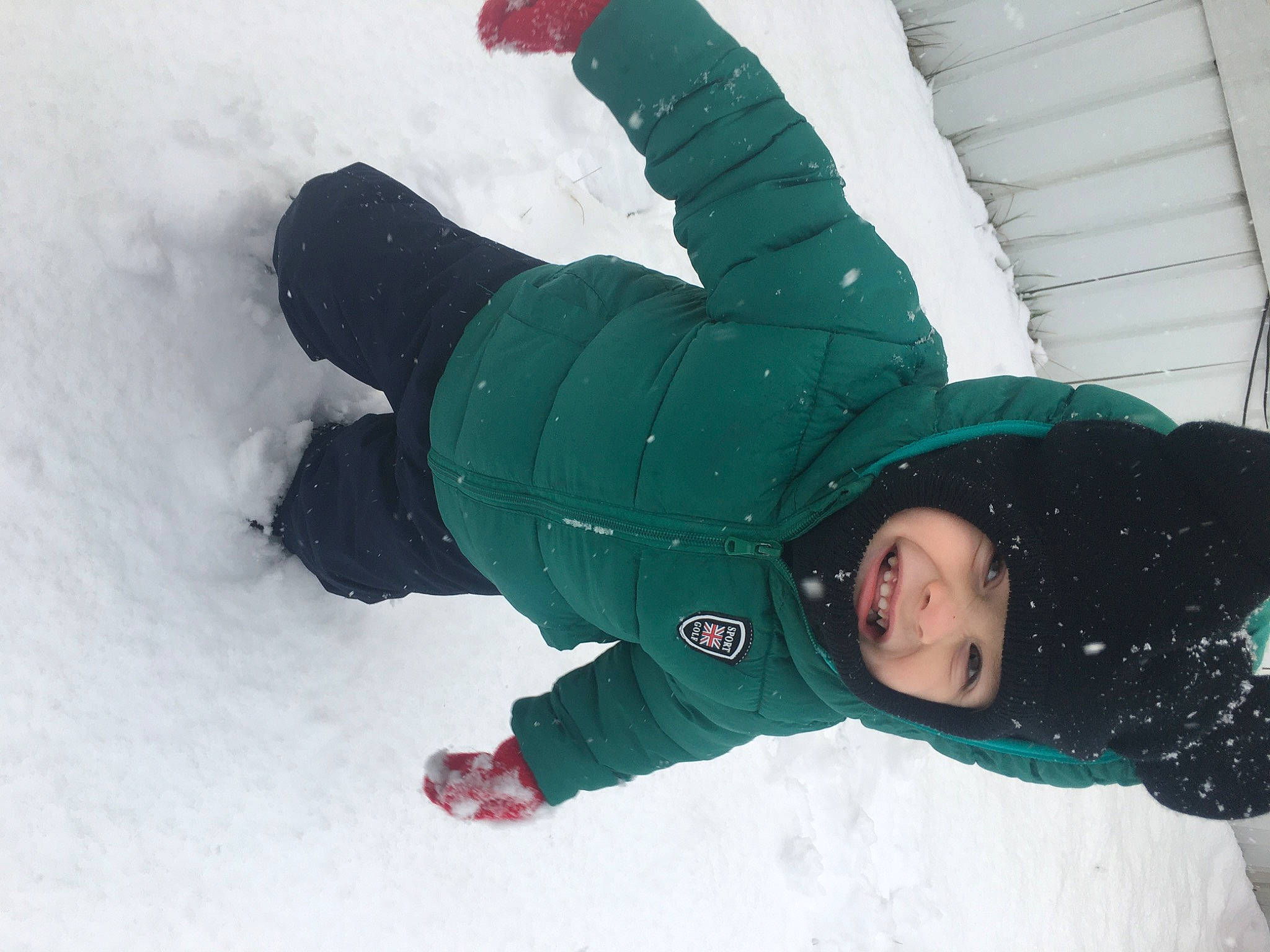 Juan is registered to the contest to win money with this photo: child, comfort, freezing, fun, happy, headwear, jacket, joy, leisure, person, playing_in_the_snow, recreation, sleeve, slope, smile, snow, toddler, winter
