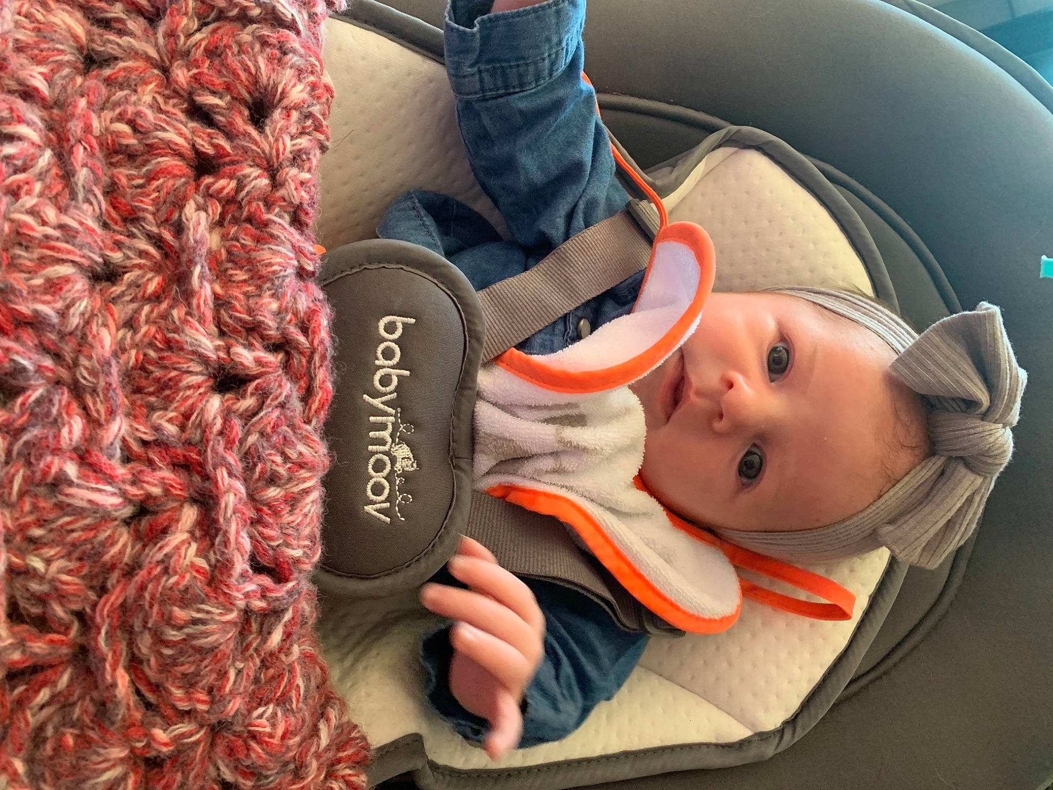 Adélaïde a rejoint le concours — aidez-le/la à gagner de superbes lots ! auto_part, baby, baby_carriage, baby_in_car_seat, baby_products, beauty, car_seat, carmine, child, comfort, fashion_accessory, hat, human, orange, pattern, person, personal_protective_equipment, product, textile, toddler