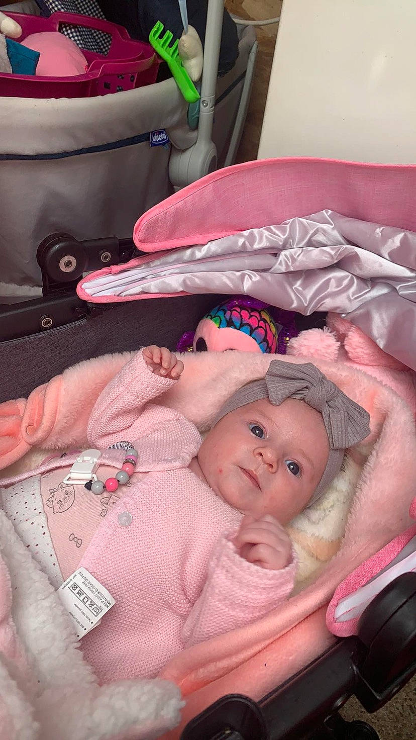 Adélaïde participe au concours pour gagner de l'argent avec cette photo : baby, baby_carriage, baby_products, baby_toddler_clothing, bedtime, car_seat, cheek, child, comfort, hat, headwear, lap, mammal, nap, person, pink, room, sitting, skin, smile
