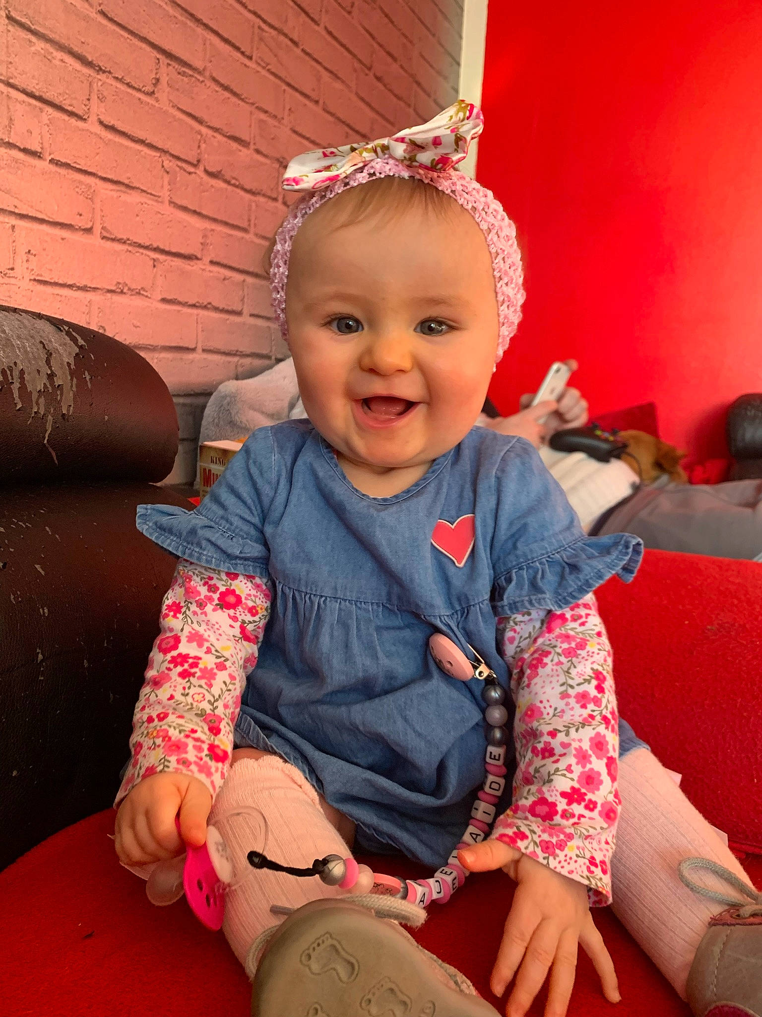 Adélaïde a rejoint le concours — aidez-le/la à gagner de superbes lots ! baby, baby_toddler_clothing, cheek, comfort, eye, fun, happy, human_leg, knee, lap, magenta, mouth, person, pink, red, skin, sleeve, smile, sock, thigh
