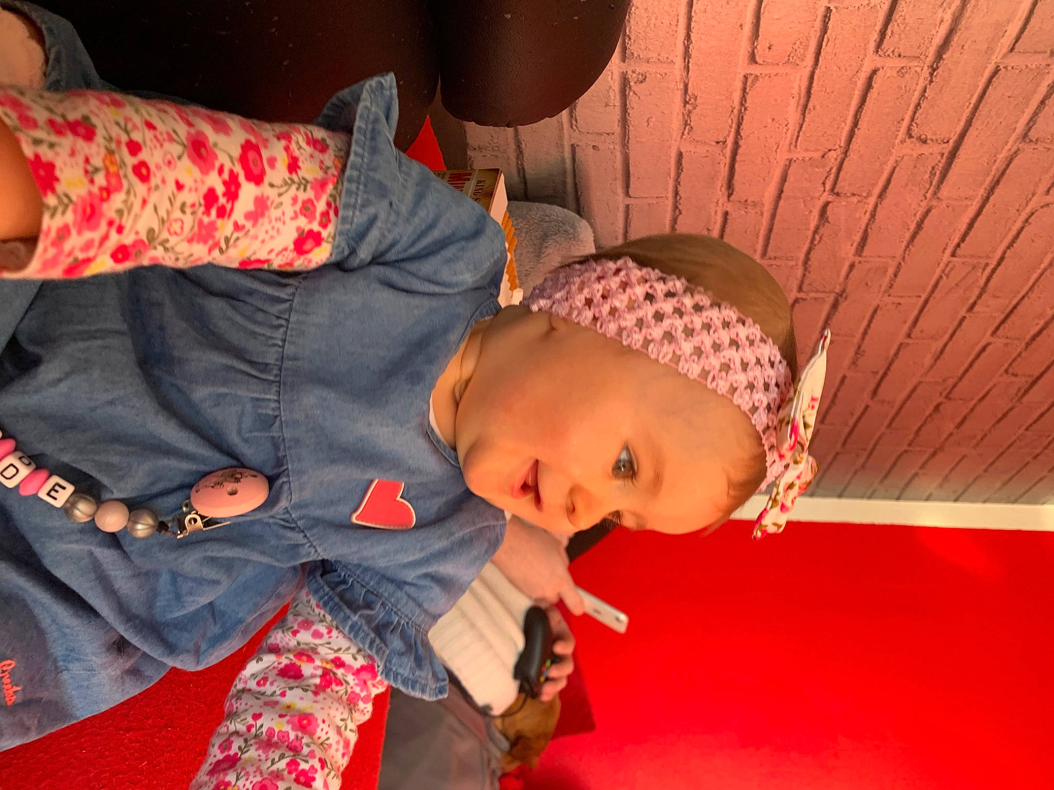 Adélaïde a rejoint le concours — aidez-le/la à gagner de superbes lots ! child, comfort, elbow, entertainment, event, fun, hat, headwear, magenta, orange, pattern, person, room, toddler, tradition, tree