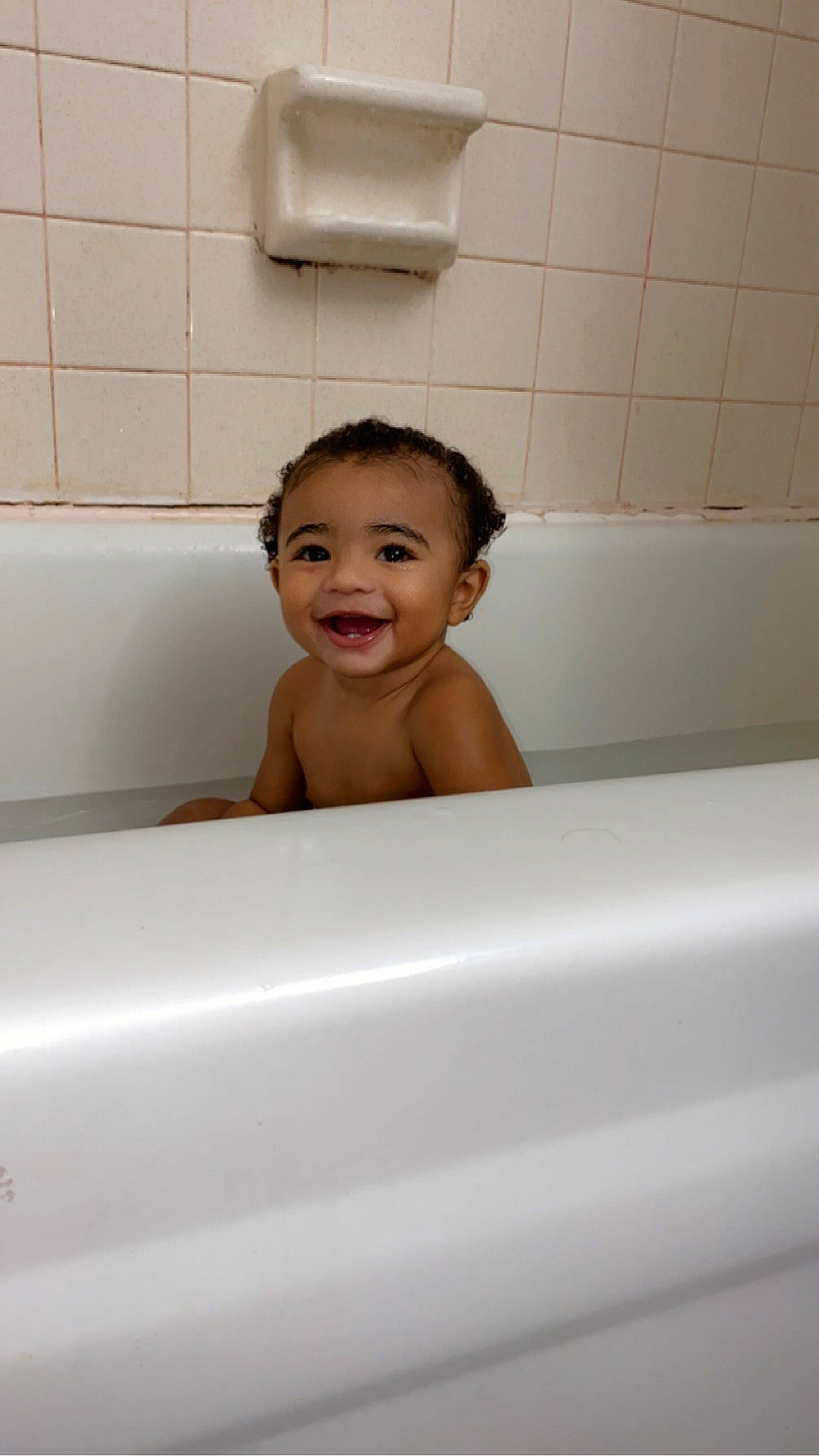 Braylon is registered to the contest to win money with this photo: baby, baby_bathing, bathing, bathroom, bathtub, bathtub_spout, child, composite_material, fixture, fluid, fun, happy, joy, person, personal_care, plumbing, plumbing_fixture, rectangle, room, smile