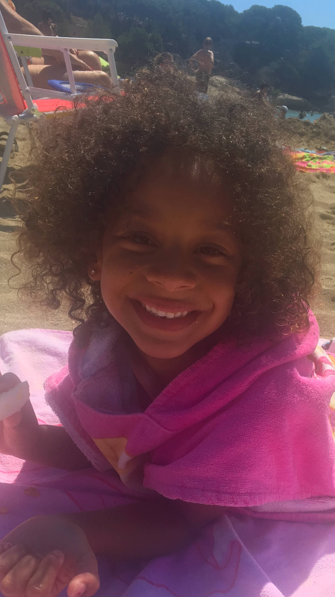 Erin a rejoint le concours — aidez-le/la à gagner de superbes lots ! black_hair, child, emotion, eye, face, fun, girl, hair, hairstyle, happiness, human, joy, person, pink, smile, temple, toddler, vacation