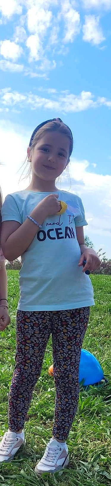 Sofia participe au concours pour gagner de l'argent avec cette photo : azure, cool, eyewear, finger, gesture, grass, hand, happy, light, people_in_nature, person, sky, sleeve, smile, street_fashion, summer, t_shirt, textile, trunk, waist