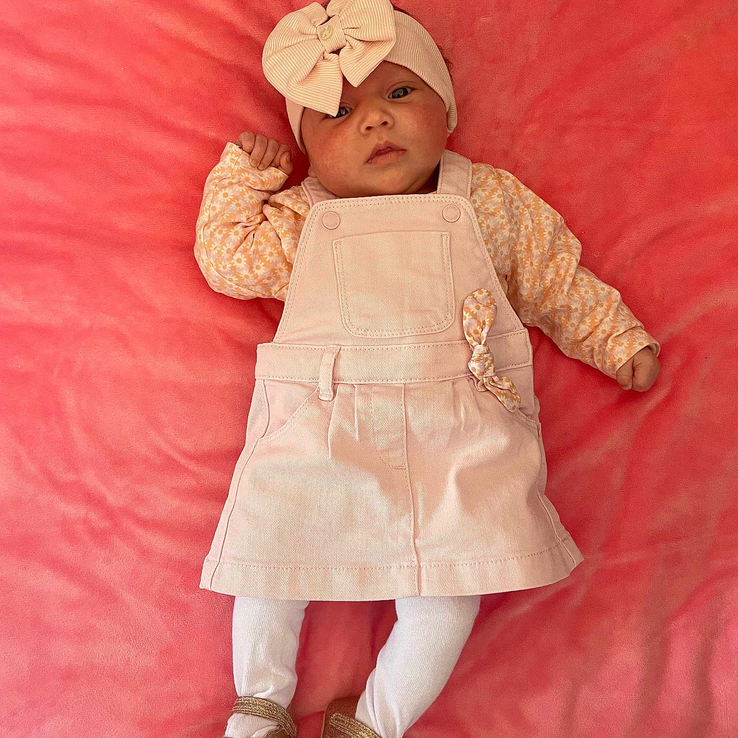 Charlotte a rejoint le concours — aidez-le/la à gagner de superbes lots ! baby, bodypart, bonnet, cap, clothing, coat, dress, face, finger, footwear, furniture, hand, hat, head, newborn, pants, person, photography, portrait, shoe
