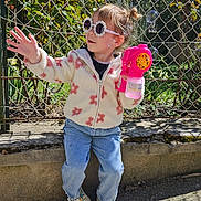 Thylia participe au concours pour gagner de l'argent avec cette photo : child, sunglasses, bubble_blower, bubbles, jacket, jeans, sneakers, outdoor, sunlight, fence, greenery, play, fun, happy, casual_clothing, flower_pattern, daytime, nature, person, cute